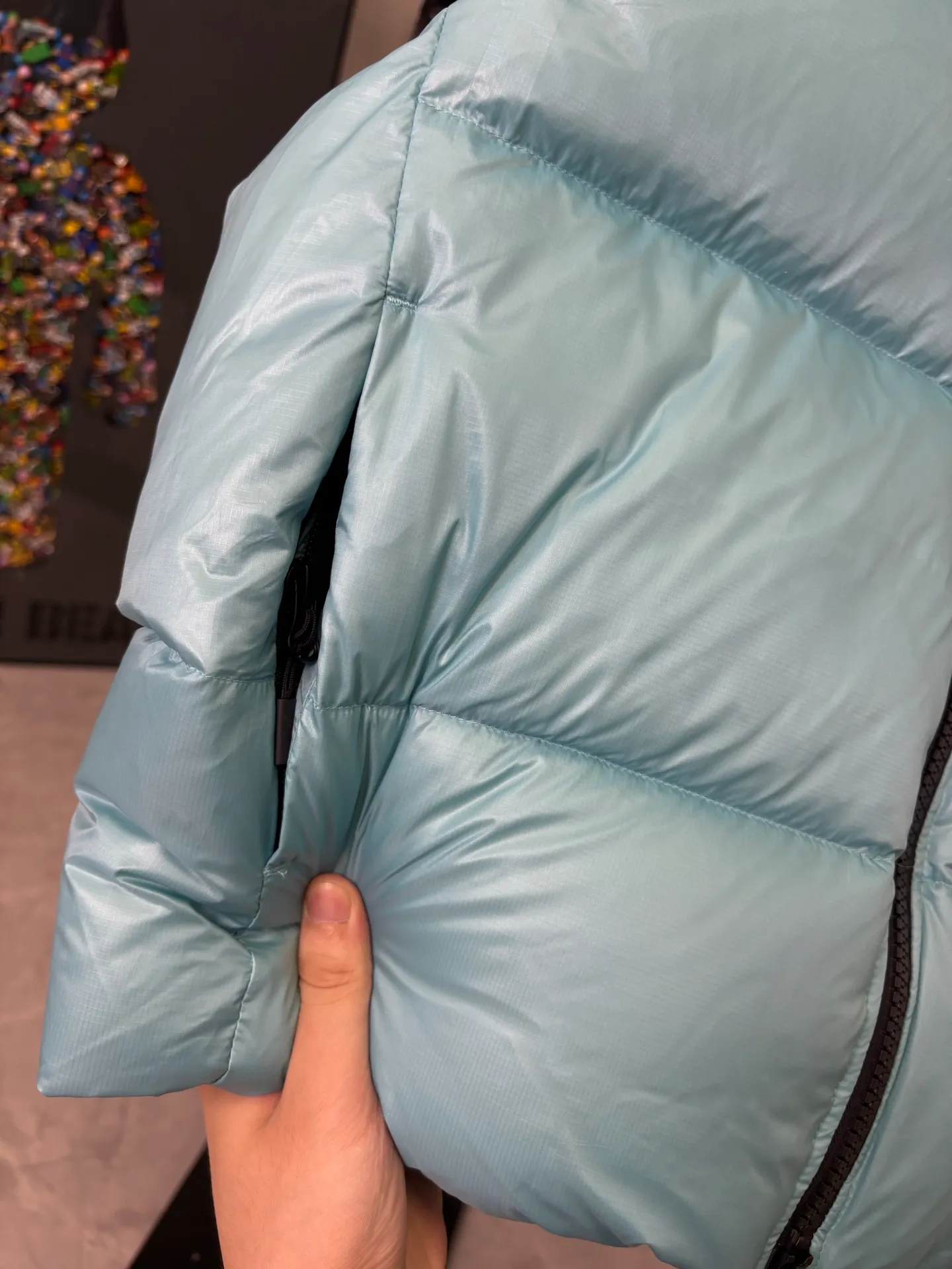 P570 Style number: DC193# [Canada Goose] Big Goose 🦢National Standard 90 White Duck Down Puff Down Vest Canada Goose official website model 1:1:1 customized New national standard down cotton has better thermal insulation performance, is light and not heavy, and has good loft recovery after compression! Filled with 90% white duck down, it is the legendary warmest down jacket and is known as a must-have for Arctic outdoor sports! Waterproof, diamond-resistant and fade-resistant 24-count calendered woolen surface (waterproof level is consistent with the level of ball-bearing raincoats). Canada Goose has always been recognized as the warmest down jacket and the most popular down jacket in the world. Major celebrities are rushing to buy it, and it is a must-have!  Color: Silver Black Blue Size: XS-S-M-L-XL [Picture 9️⃣Size Chart]
